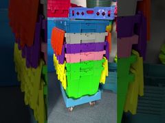 Hoe kun je plastic kratten met deksels op dollies stapelen voor snellere opslag