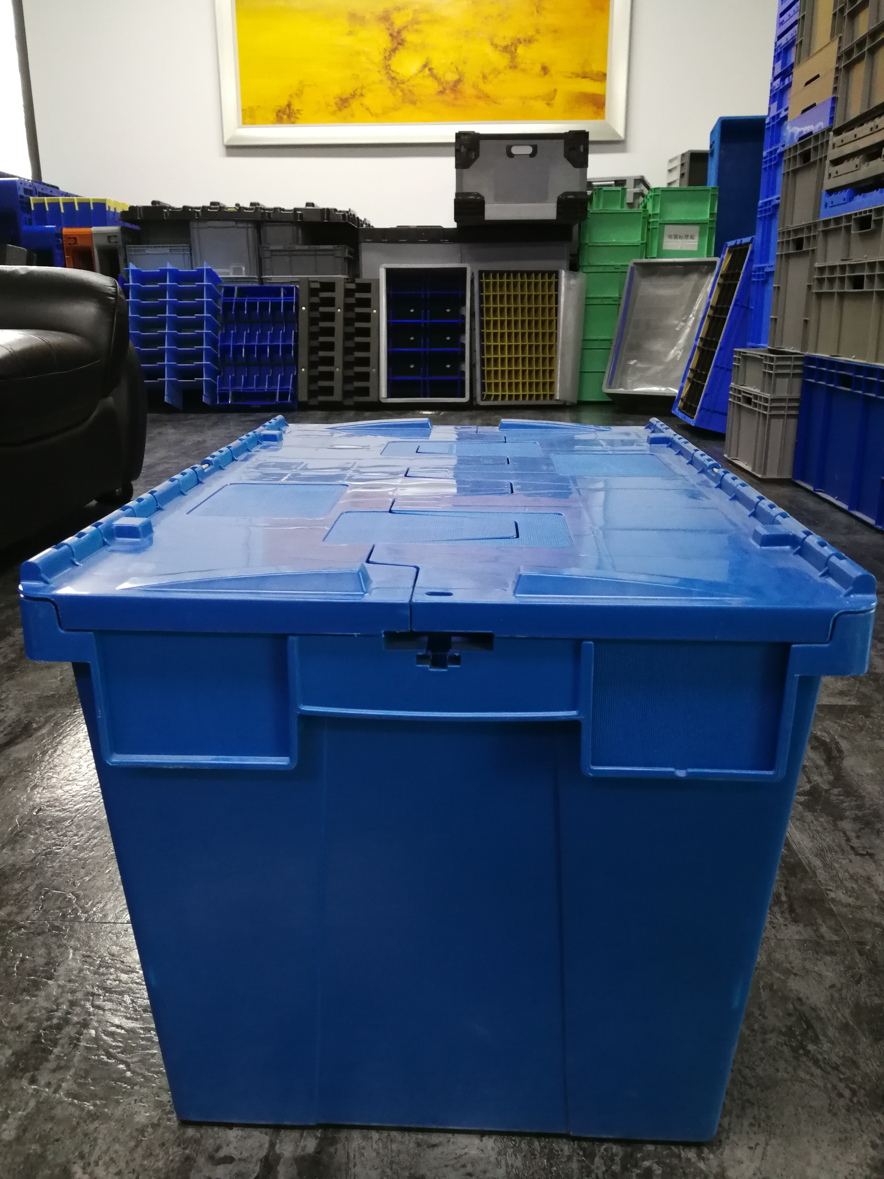 Laatste bedrijfsblogs How Do Locking Mechanisms and Hinges Affect Plastic Attached Lid Container Performance?